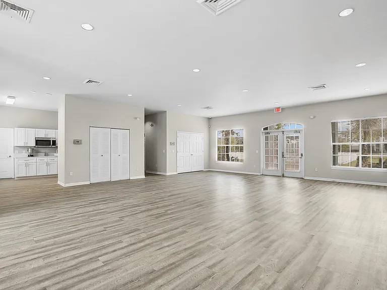 Waterford Pointe Apartments — Photo 19