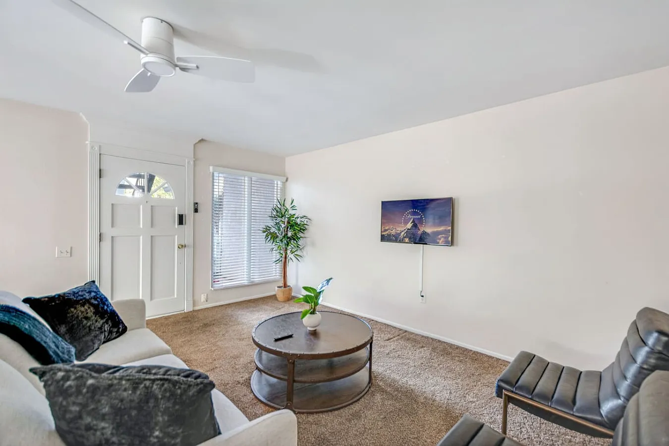 2 bed, 985 sqft, $4,500 — Photo 1