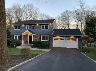 15 Parsons Dr, Dix Hills, NY