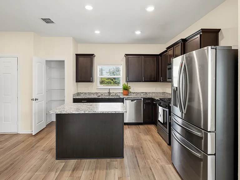10806 Quinn Ct — Photo 3