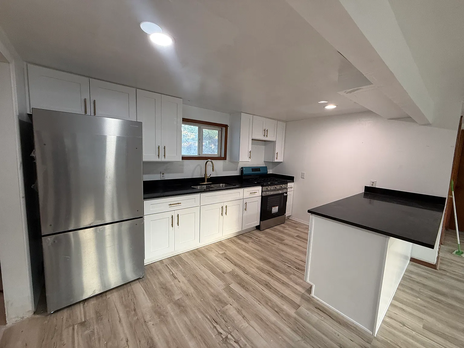 3 bed, 963 sqft, $1,595 — Photo 1