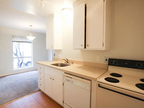 3rd image of 1901 Garden Dr APT 103
