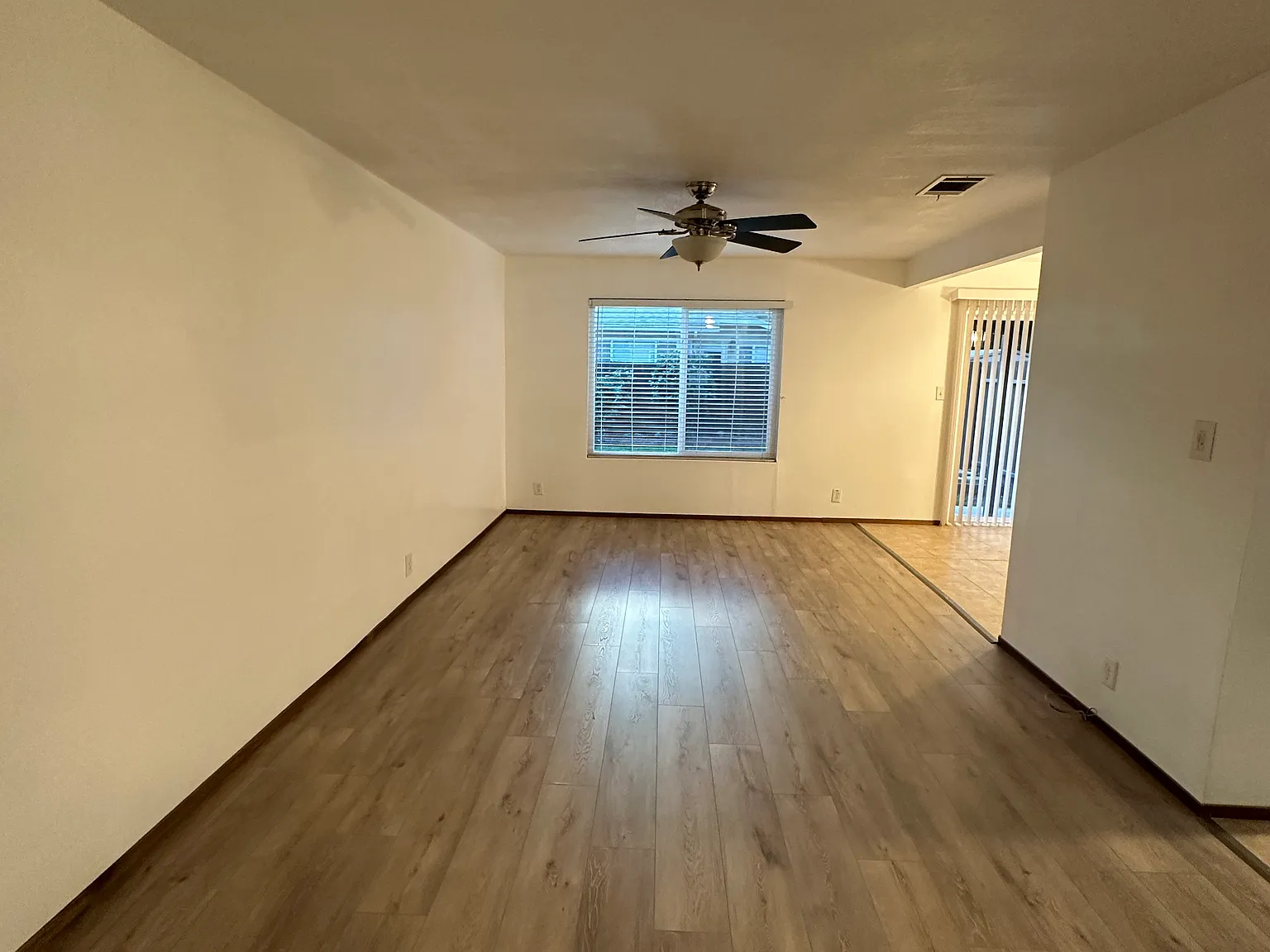 3 bed, 1.5 bath, 1281 sqft, $3,498 — Photo 4