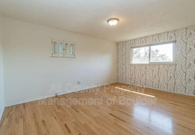 1530 Ithaca Dr — Photo 3