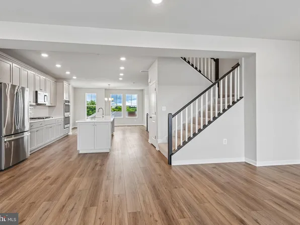 19548 Village Walk Dr, Montgomery Village, MD 20886
