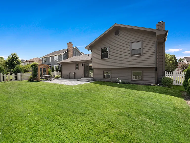 1513 Bradley Ct — Photo 10