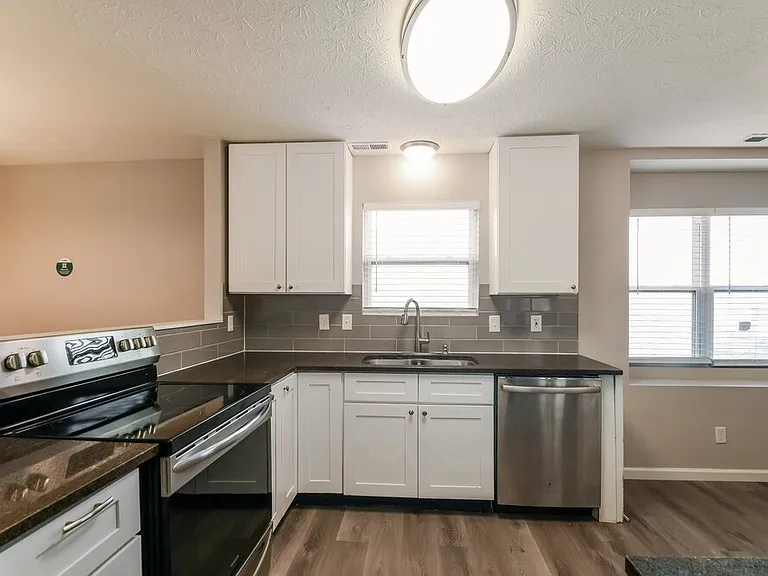 7548 Sycamore Grove Ct — Photo 10