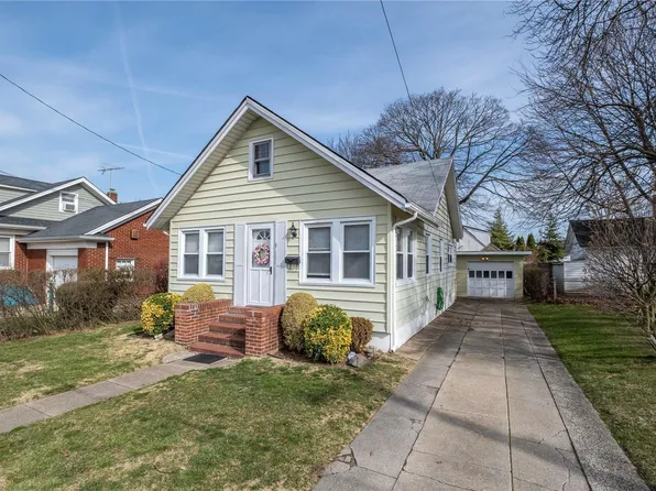 9 W Chester Street W, Valley Stream, NY 11580