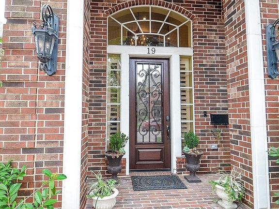 2nd image of 19 Ambleside Crescent Dr
