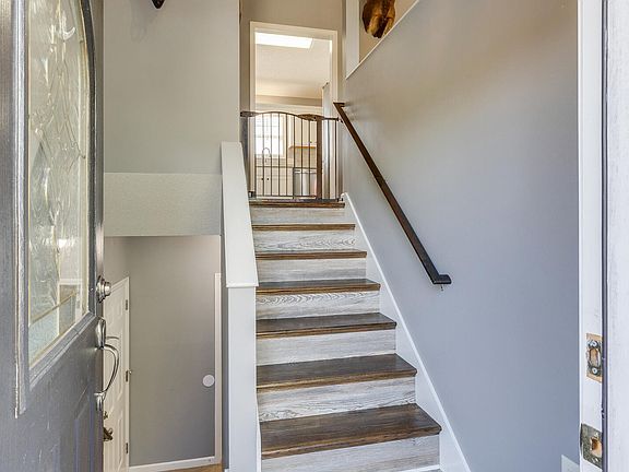 3rd image of 104 Waverly Ct