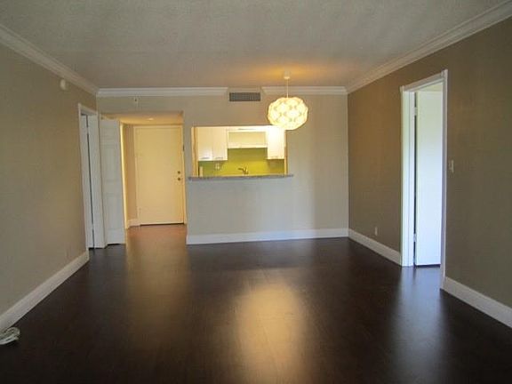 2nd image of 100 Lakeview Dr APT 204