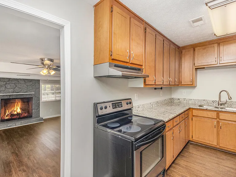 1602 Sycamore Dr NW — Photo 4