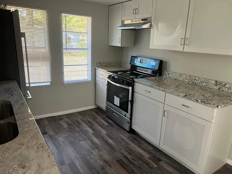 2738 Spring St — Photo 5