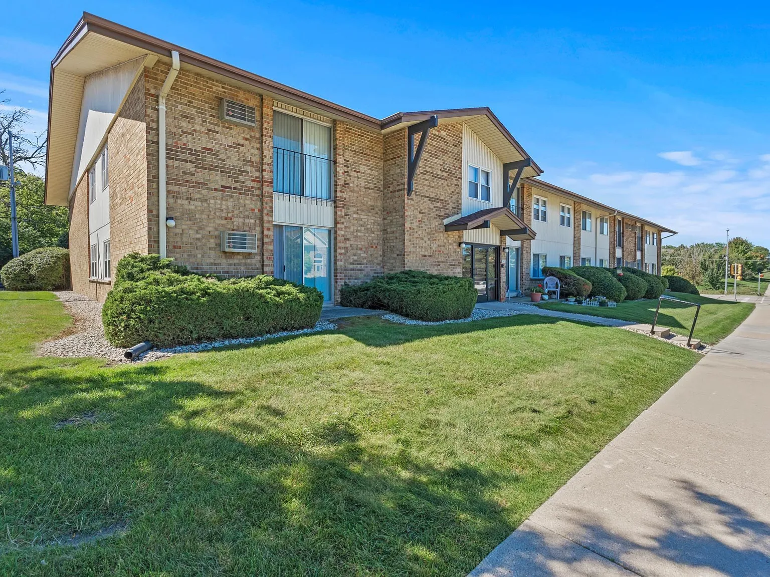 2 bed, 900 sqft, $1,050 — Photo 1