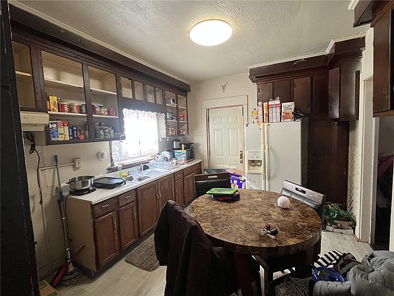 4th image of 155 3rd St