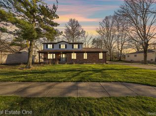 1880 Welling Dr, Troy, MI 48085