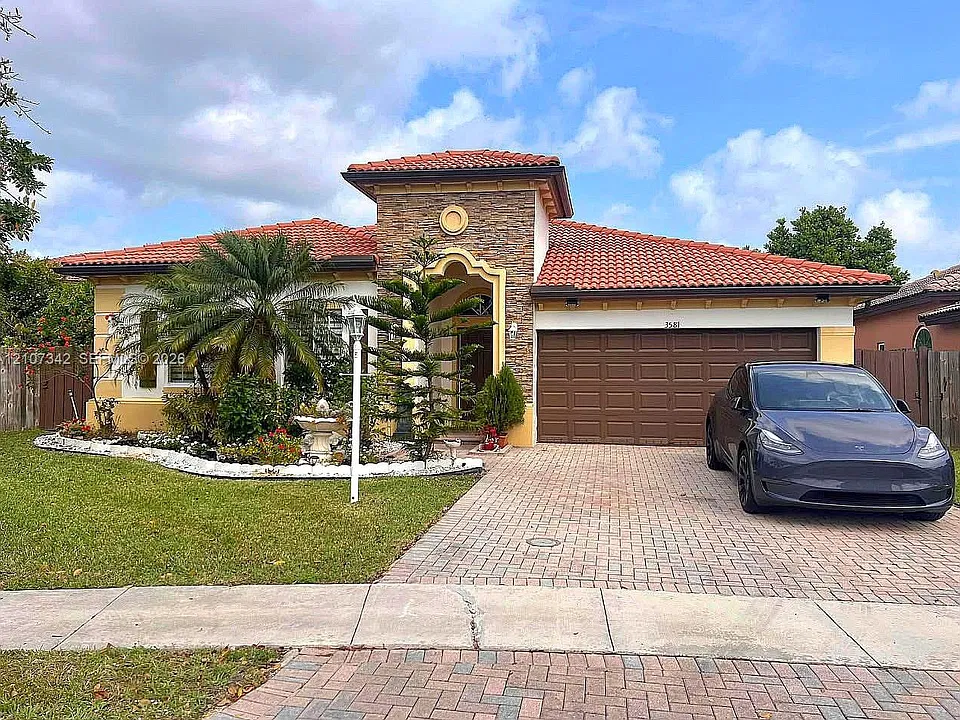 3581 NE 10th Dr