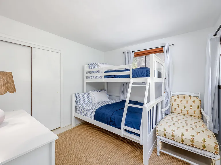 76 Manor Ln S — Photo 22