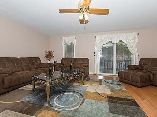 5th image of 42 Country Hill Ln