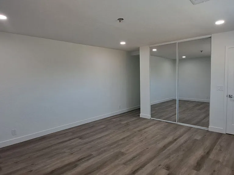 132 Hyannis Ct — Photo 23