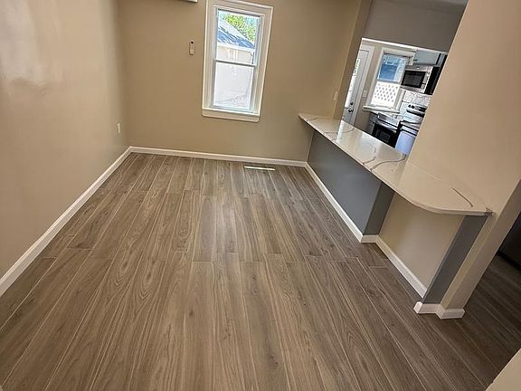 5th image of 303 Paris Ave