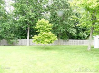 36550 Maplewood Dr, Sterling Heights, MI 48310