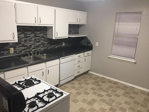 2nd image of 3912 Pine Ave