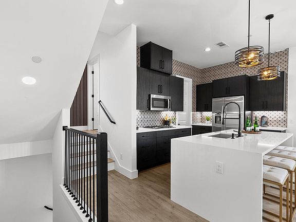 4th image of 723 W 10th St #108