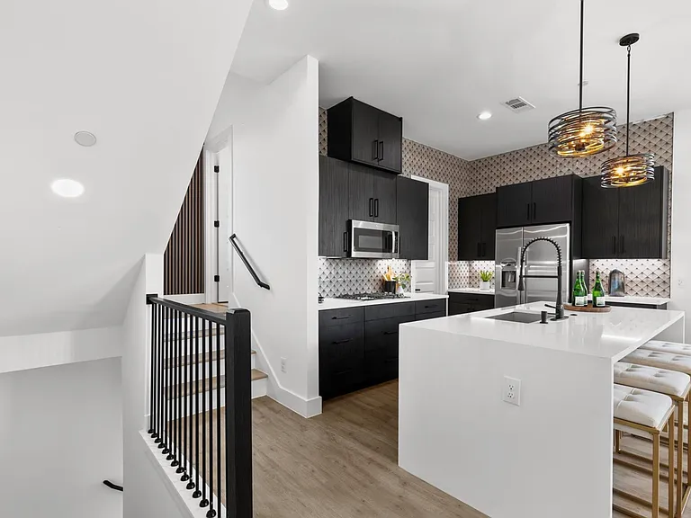 723 W 10th St #108 — Photo 4