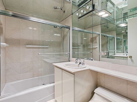 5th image of 140 E 72nd St APT 4A