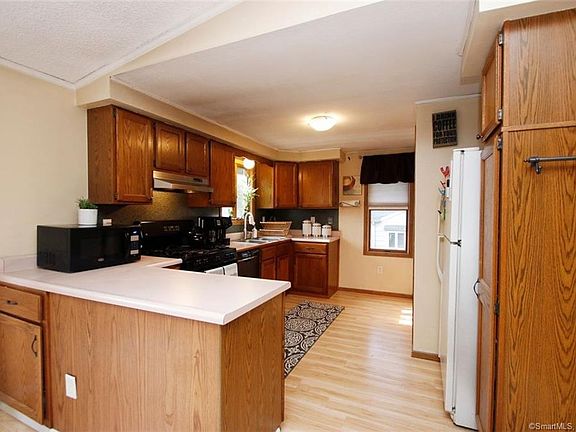 4th image of 8 Beechwood Dr