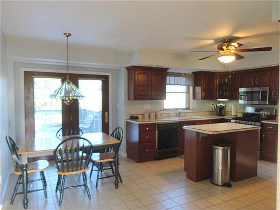 5th image of 427 Cherry Blossom Dr