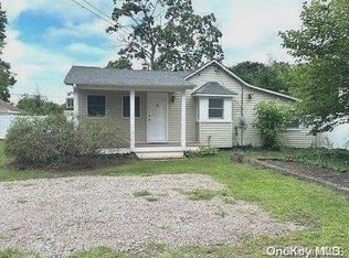 4 Rockne St, Huntington, NY 11743