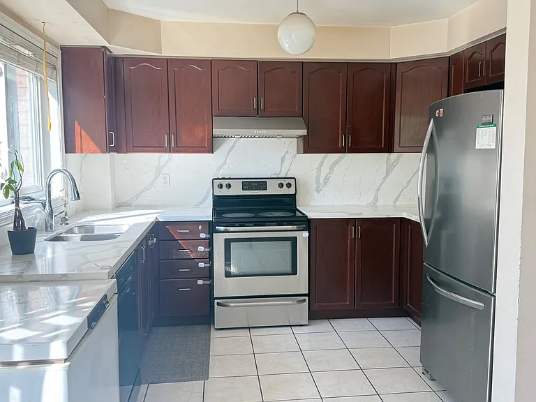 80 Acorn Pl #16 — Photo 14