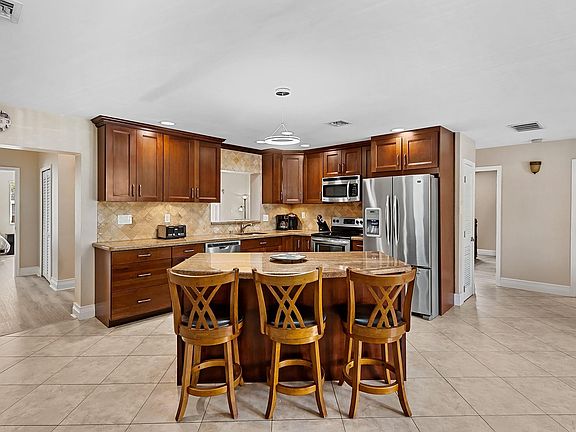 4th image of 428 NE 23rd Avenue