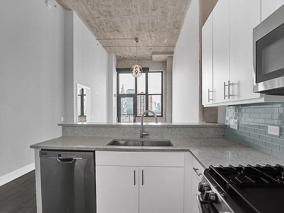 4th image of 320 E 21st St Unit 705
