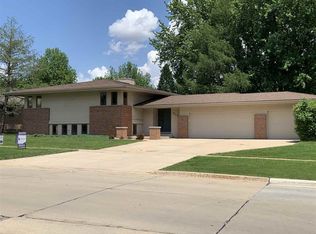 712 Barnett Dr, Cedar Falls, IA 50613