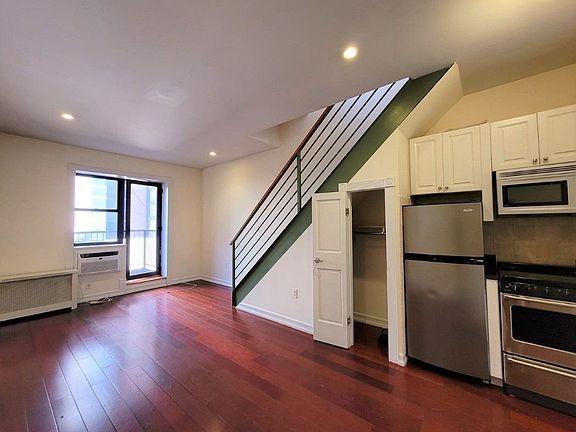 4th image of 241 E 58th St Penthouse C