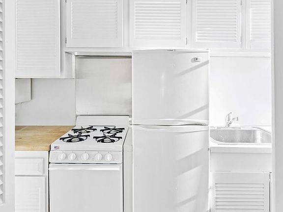3rd image of 211 E 35th St APT 8A