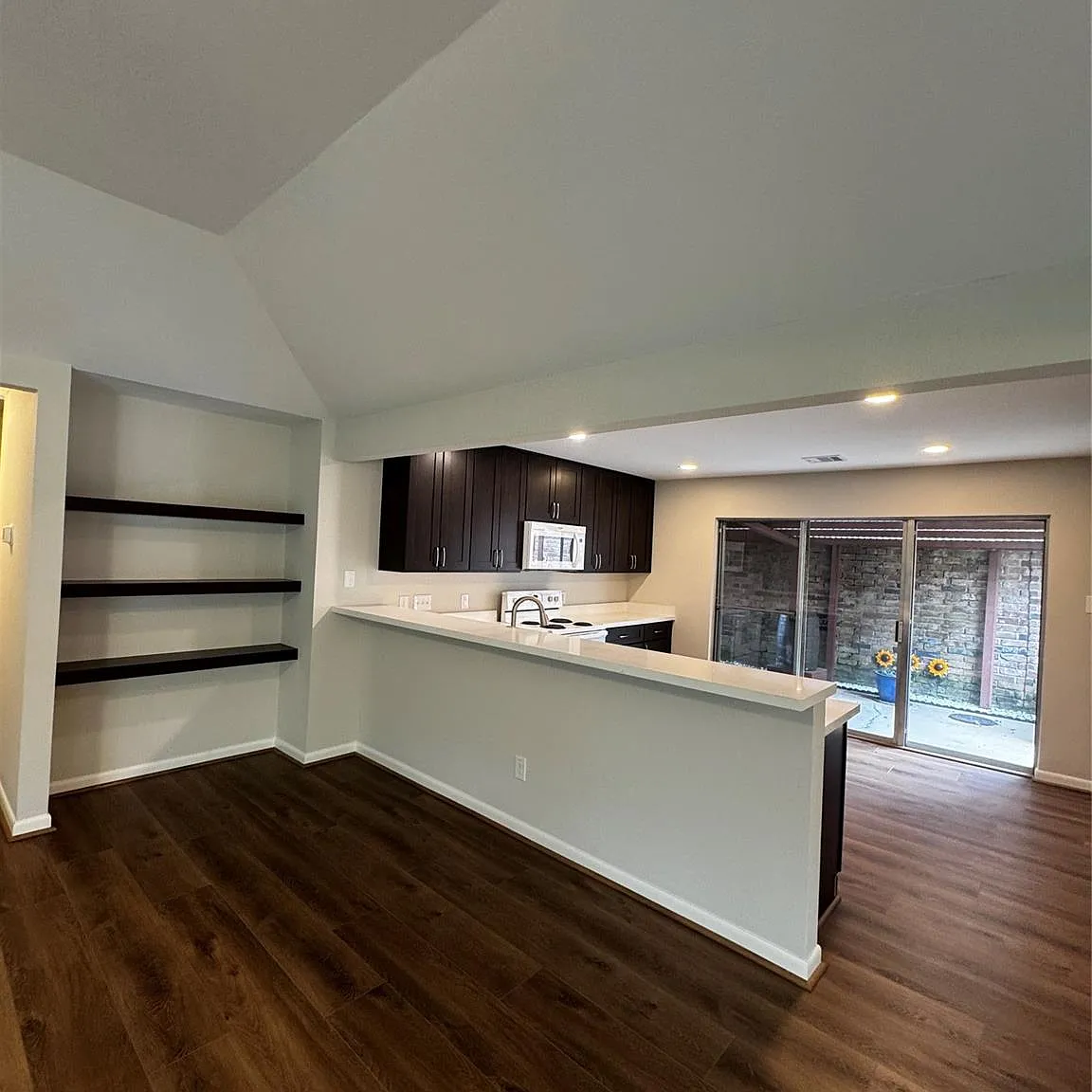 3 bed, 2.0 bath, 1959 sqft, $2,000 — Photo 4