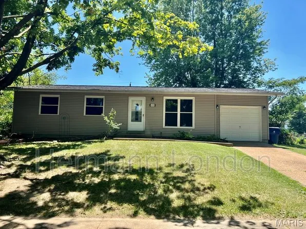2478 Carousel Ct, Florissant, MO 63031