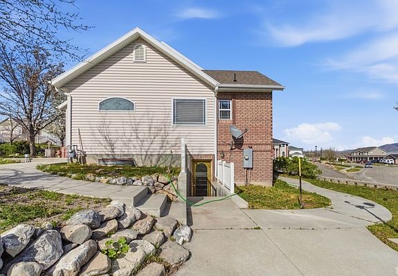 4th image of 1035 N Valley Dr