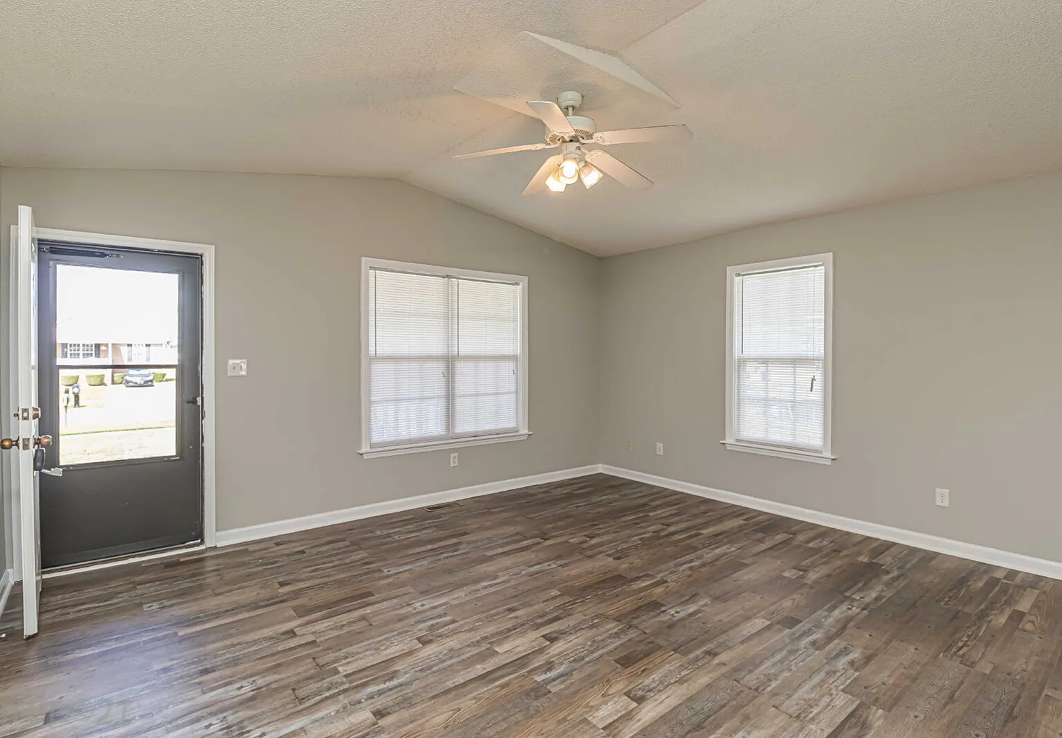 3 bed, 2.0 bath, 1227 sqft, $1,350 — Photo 4