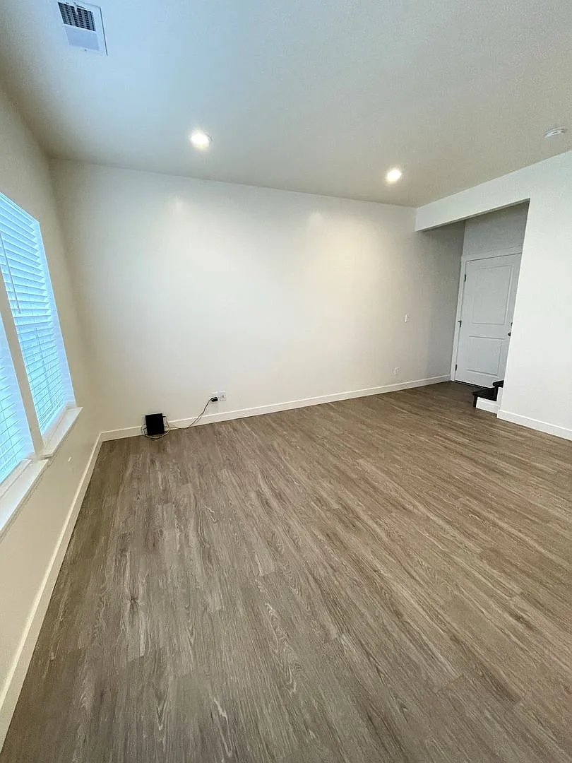 Modern 3-Bed Townhome with 2-Car Garage & Private Balcony in Clearfield | Up to 8 Weeks Rent Free! — Photo 4