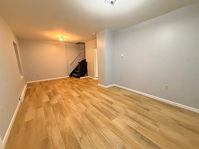 3 bed, 2304 sqft, $1,400 — Photo 4