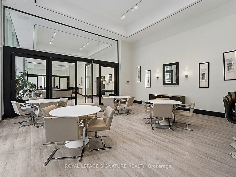 438 King St W #1417 — Photo 30