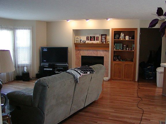 Living Room w/gas fireplace
