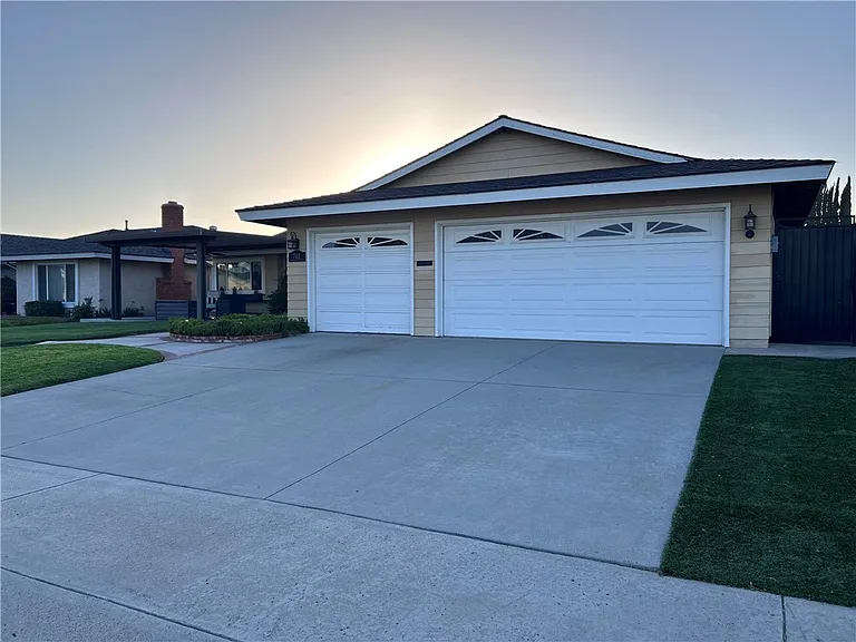 701 Longfellow Dr — Photo 2