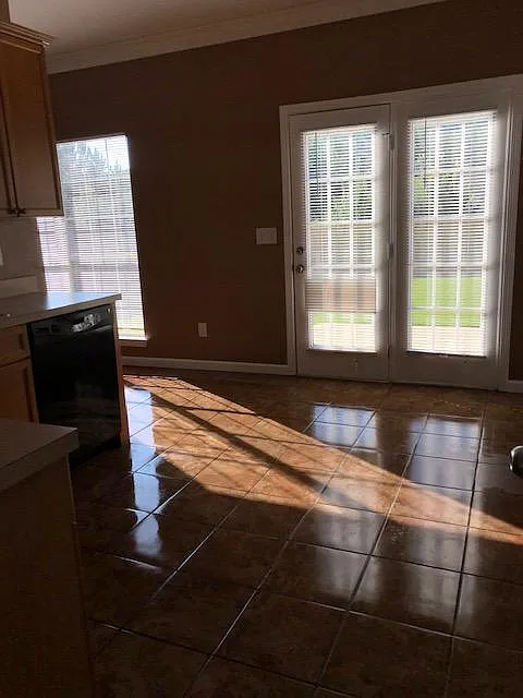 3 bed, 2.5 bath, 1600 sqft, $1,850 — Photo 2