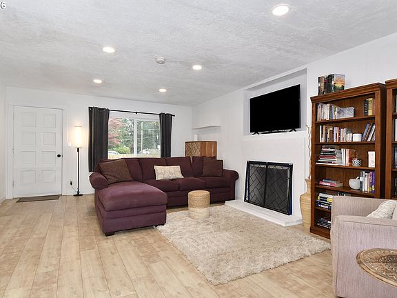 4th image of 2410 SE Tarbell Ave